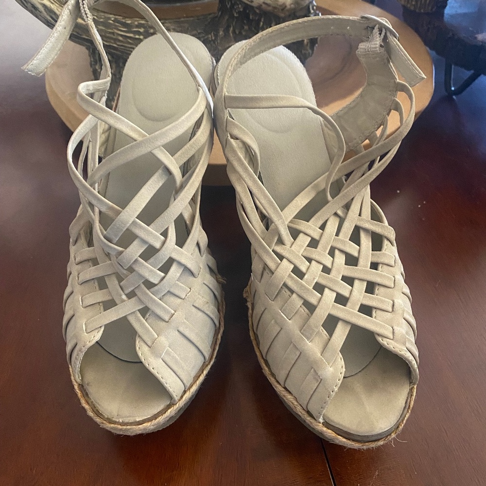 Great little neutral wedges.  Size 5 1/2, worn only a couple of times.